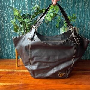 Black leather large Dooney & Bourke hobo/shopper with adjustable straps.